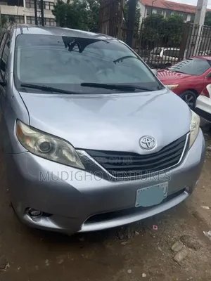 Toyota Sienna LE 8 Passenger 2010 Silver