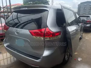 Toyota Sienna LE 8 Passenger 2010 Silver