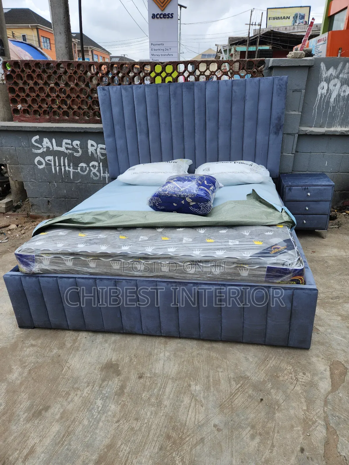 Neatly Padded 6by6 Quality Bed With a Side Drawer