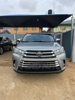 Toyota Highlander XLE 4x4 V6 (3.5L 6cyl 8A) 2018 Silver