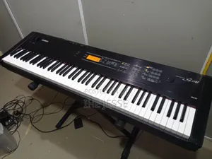 Yamaha S08 Synthesizer Keyboard