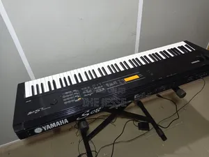 Yamaha S08 Synthesizer Keyboard