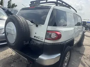 Toyota FJ Cruiser 4x4 Automatic 2012 White