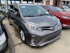 Photo - Toyota Sienna XLE Premium 8 Passenger (3.5L 6cyl 8A) 2017 Gray
