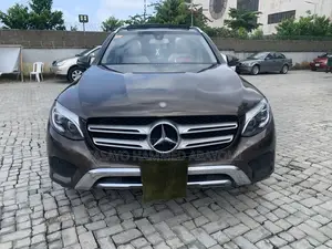 Photo - Mercedes-Benz GLC-Class 2017 Brown