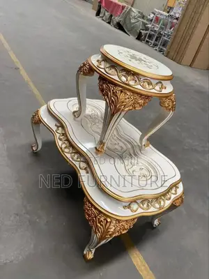 Royal Center Table With 2 Stools