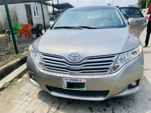 Photo - Toyota Venza V6 AWD 2010 Gray