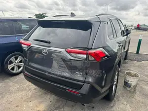 Toyota RAV4 XLE 2021 Gray