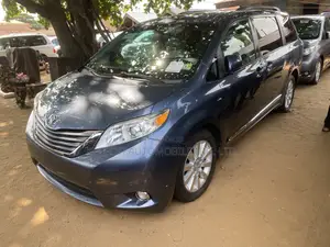 Toyota Sienna XLE Premium 8 Passenger (3.5L 6cyl 6A) 2016 Blue
