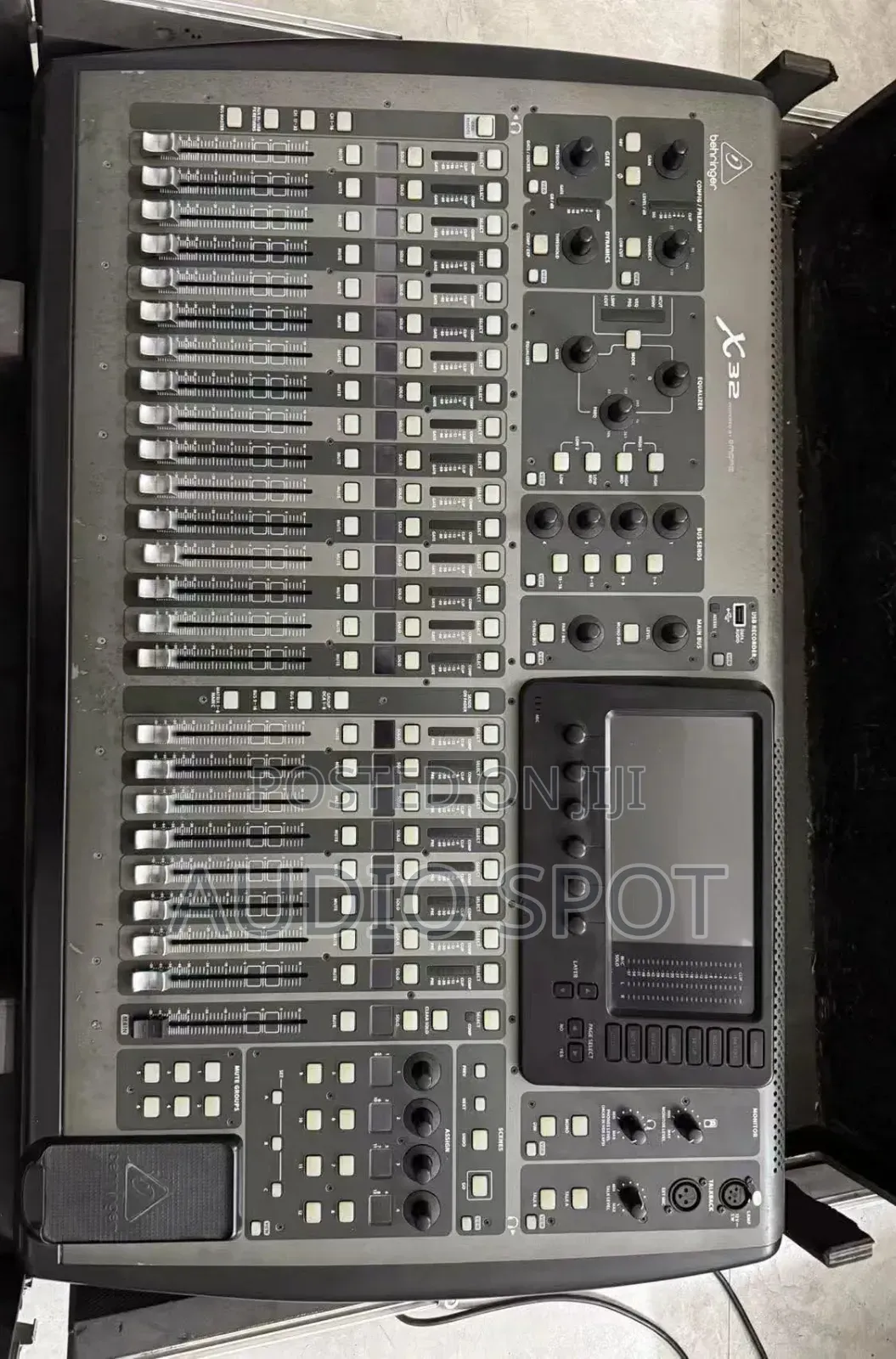 Behringer, 32 40-Input 25-Bus Digital Mixing Console (X32)