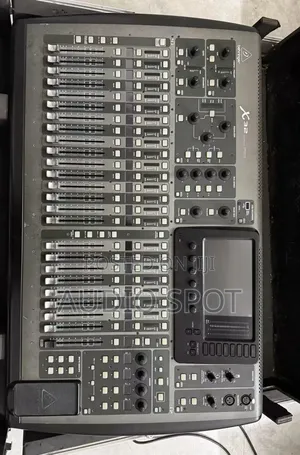 Behringer, 32 40-input 25-bus Digital Mixing Console (X32)