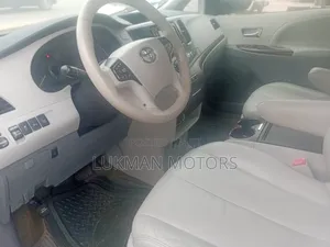 Toyota Sienna XLE AWD 7-Passenger 2013 Gray