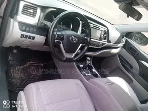 Toyota Highlander LE 4x4 V6 (3.5L 6cyl 8A) 2018 Gray