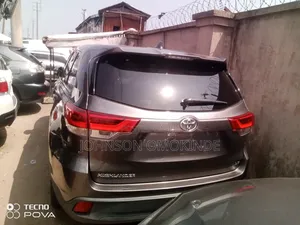 Toyota Highlander LE 4x4 V6 (3.5L 6cyl 8A) 2018 Gray