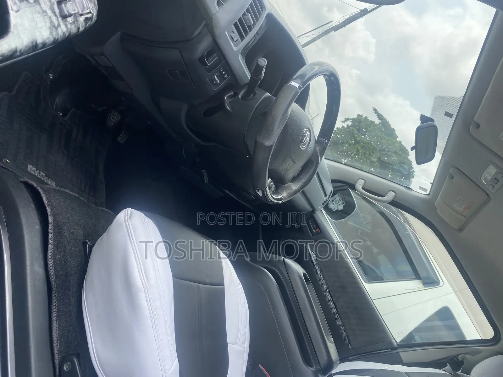 Toyota HiAce 2015 Black