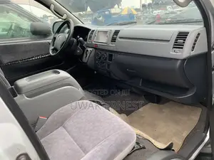 Toyota HiAce 2010 Silver