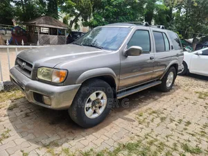 Photo - Nissan Pathfinder 2002 Gray