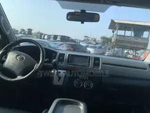 Toyota HiAce 2013 White