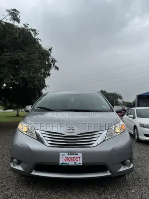 Toyota Sienna 2015 Silver