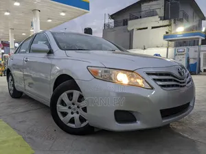 Toyota Camry LE 4dr Sedan (2.5L 4cyl 6A) 2011 Silver