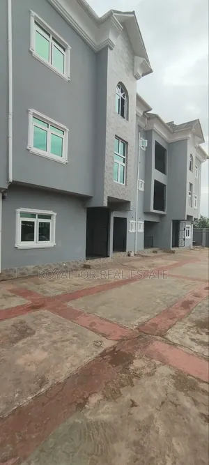 Photo - 3bdrm Block of Flats in Royaltor Real Estate, Benin City for rent