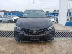 Toyota Camry SE FWD (2.5L 4cyl 8AM) 2018 Blue