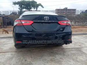 Toyota Camry SE FWD (2.5L 4cyl 8AM) 2018 Blue