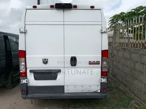 Bus 2018 White