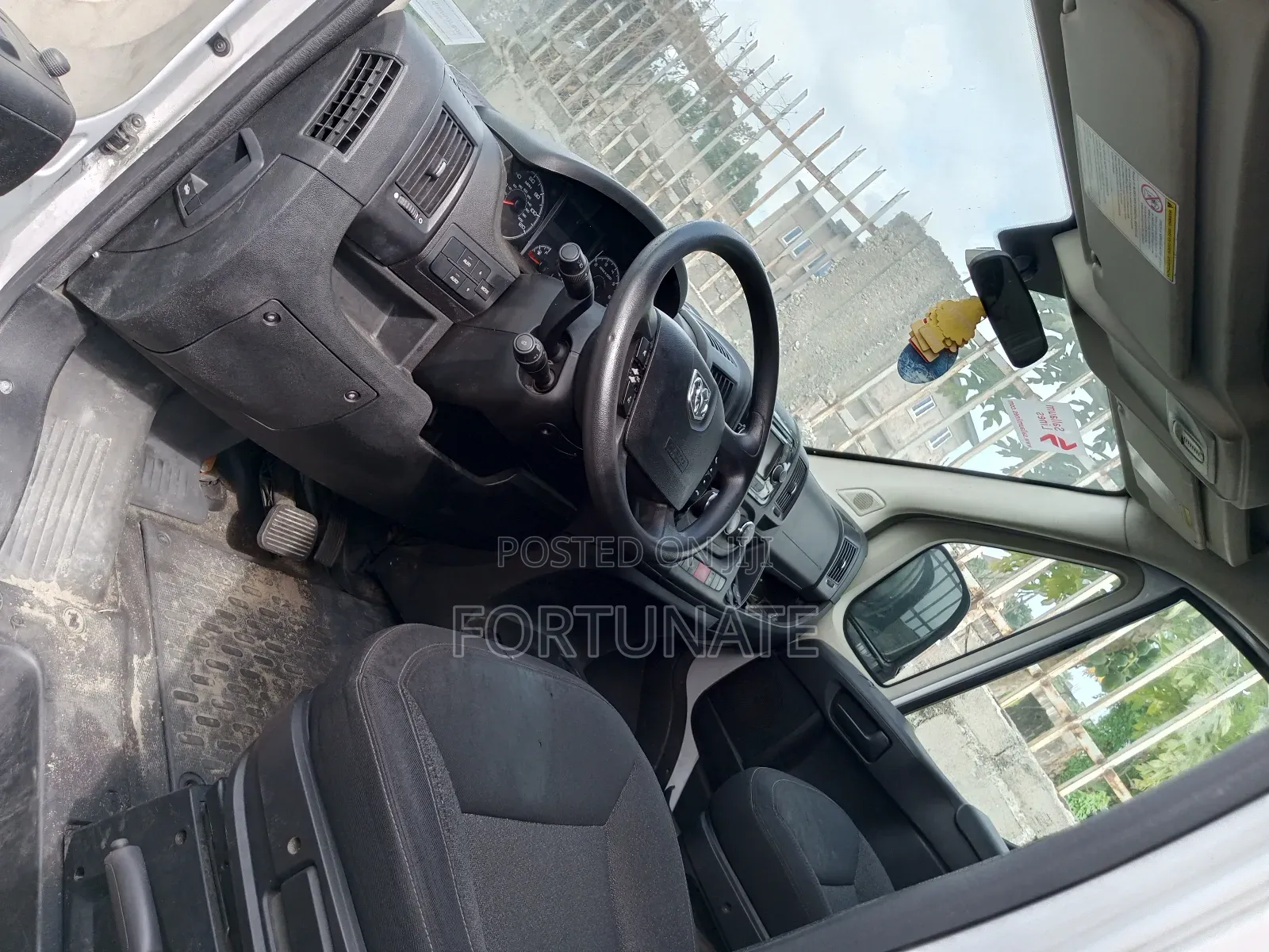 Bus 2018 White
