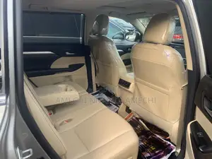 Toyota Highlander XLE V6 4x4 (3.5L 6cyl 6A) 2016 Gold