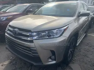 Toyota Highlander XLE V6 4x4 (3.5L 6cyl 6A) 2016 Gold