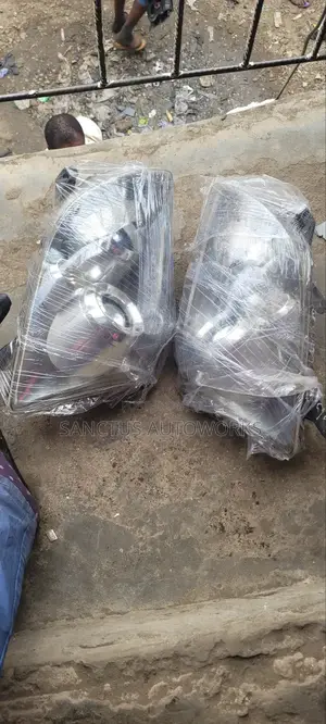 Headlight Toyota Avensis 2006
