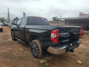 Toyota Tundra Limited 5.7L V8 4x4 CrewMax 5.6 ft. box 145.7 in. WB 2016