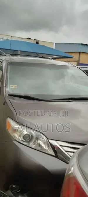 Toyota Sienna XLE 7 Passenger Mobility 2011 Gray