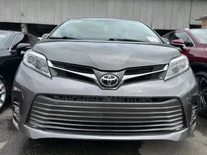 Photo - Toyota Sienna XLE 8 Passenger (3.5L 6cyl 8A) 2017 Gray