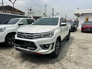 Toyota Hilux SR5 HI-Rider 2018 White