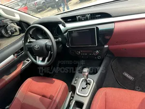 Toyota Hilux SR5 HI-Rider 2018 White