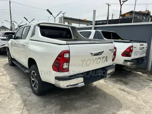 Toyota Hilux SR5 HI-Rider 2018 White