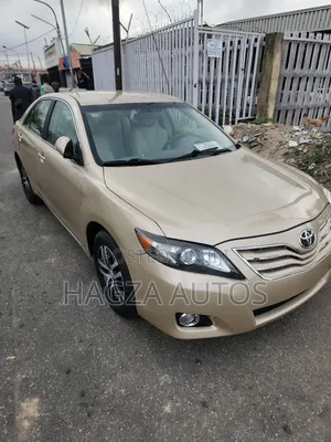Toyota Camry LE 4dr Sedan (2.5L 4cyl 6A) 2011 Gold