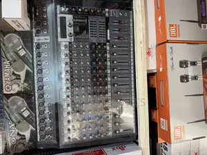 Professional Yamaha 12 Chanel Powered Mixer