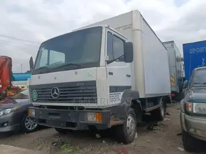 Mercedes Benz 814 Container Truck German Craftsmanship 7tons Capacity