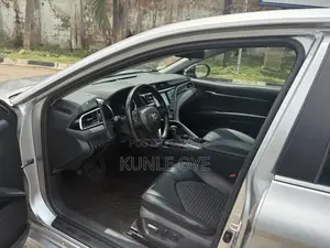 Toyota Camry SE FWD (2.5L 4cyl 8AM) 2018 Silver