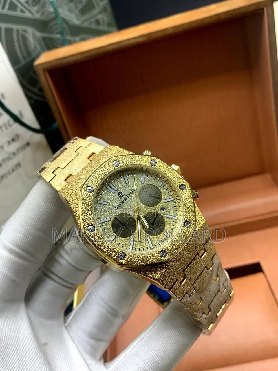 Gold Plain Analog Hublot Watch