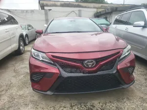 Toyota Camry SE FWD (2.5L 4cyl 8AM) 2018 Burgundy