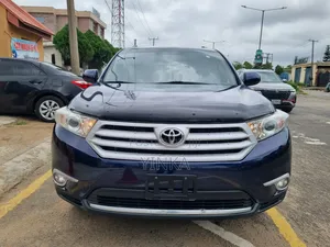 Toyota Highlander SE 2012 Blue
