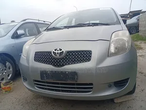 Toyota Yaris Base Hatchback 5dr 2010 Green