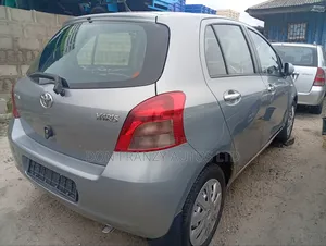 Toyota Yaris Base Hatchback 5dr 2010 Green