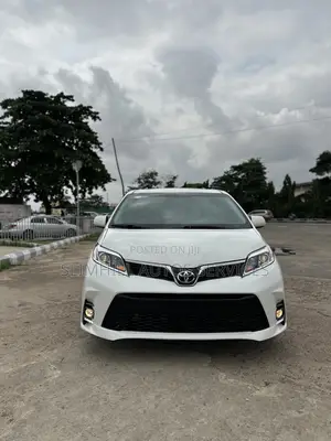 Toyota Sienna XLE Premium 8 Passenger (3.5L 6cyl 8A) 2017 White