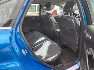 Ford Focus SE Sedan FWD (2.0L 4cyl 5M) 2013 Blue