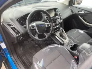Ford Focus SE Sedan FWD (2.0L 4cyl 5M) 2013 Blue